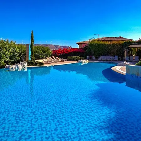 Beautiful Junior Gz01, Next To Communal Pool, Aphrodite Hills Kouklia