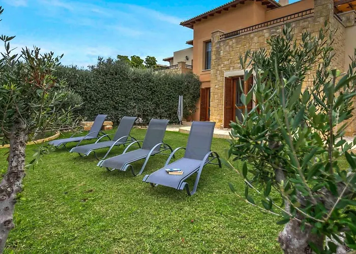 Beautiful Junior Gz01, Next To Communal Pool, Aphrodite Hills Kuklia