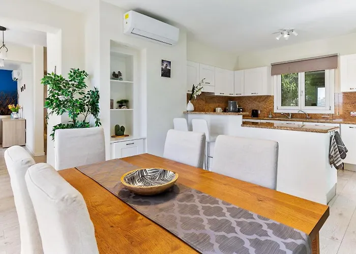 ヴィラ Beautiful Junior Gz01, Next To Communal Pool, Aphrodite Hills *